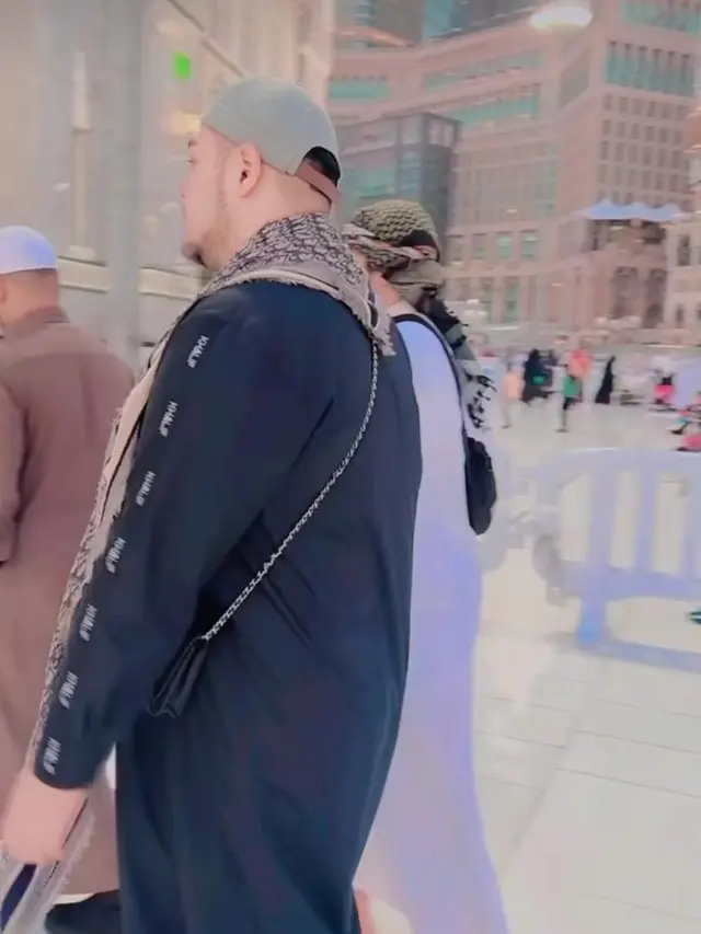 Ivan Gunawan gunakan tas selempang perempuan berwarna hitam