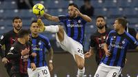 Pemain Inter Milan, Hakan Calhanoglu (tengah) mengontrol bola saat laga Piala Super Italia 2022/2023 melawan AC Milan yang berlangsung di Stadion Internasional King Fahd, Riyadh, Arab Saudi, pada Kamis (19/1/2023) dini hari WIB.&nbsp;(AP Photo/Hussein Malla)