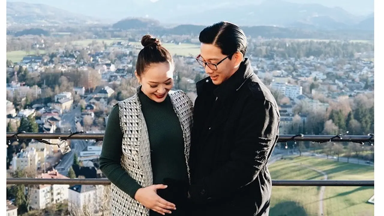 Keliling Eropa, Ini 6 Momen Mesra Babymoon Yuanita Christiani Bareng Suami