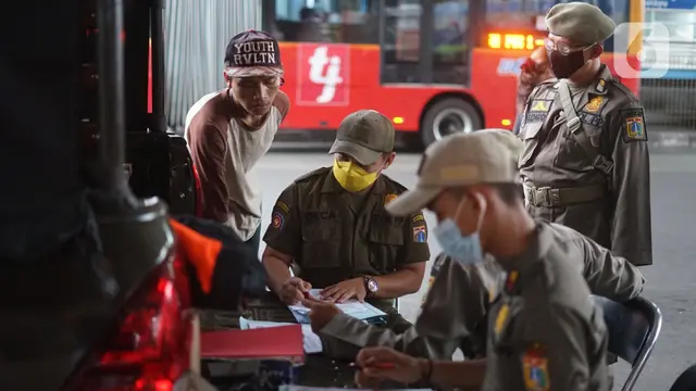 FOTO: Petugas Gabungan Gelar Razia Masker di Kampung Melayu