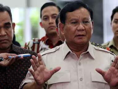 Ketua Umum Partai Gerindra Prabowo Subianto menyambangi Kompleks Parlemen, Senayan, Rabu, (16/5). Kedatangan Prabowo untuk membahas perkembangan politik terkini termasuk adanya serangkaian teror. (Liputan6.com/JohanTallo)