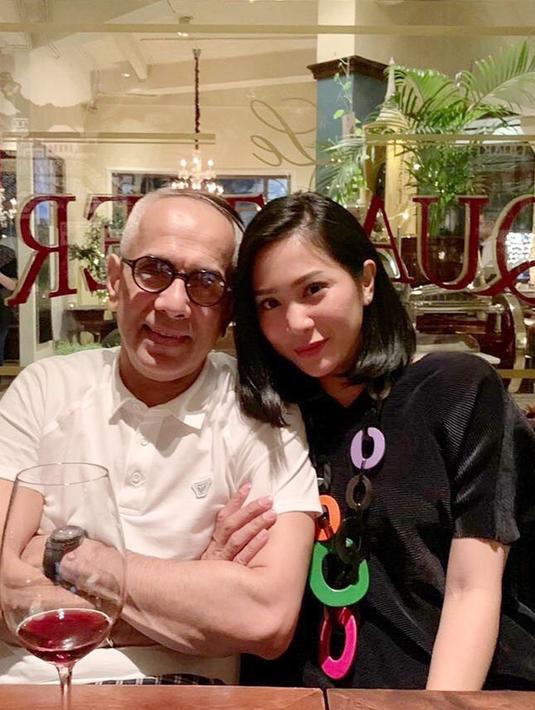 Foto Beda Usia 18 Tahun Ini 6 Momen Mesra Bunga Zainal Dan Suami Showbiz Liputan6 Com