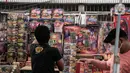 Pedagang menata kembang api dagangannya di Pasar Asemka, Jakarta, Selasa (28/12/2021). Petasan dan kembang api yang dijual di pasar ini harganya bervariasi mulai dari harga Rp 5.000 hingga Rp 2.950.000 tergantung jenis dan modelnya. (Liputan6.com/Faizal Fanani)