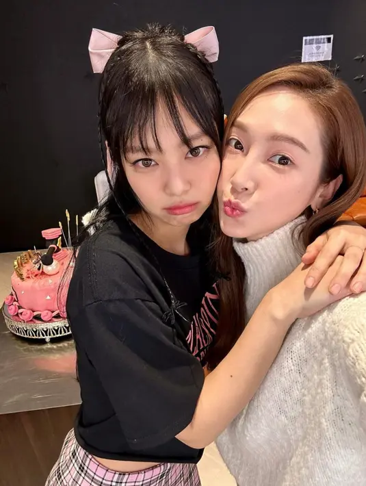 Jessica sampai membawa kue ulang tahun khusus untuk sahabatnya. Sebuah kue tart berwarna pink terliht di foto selfie mereka. [Instagram @jessica.syj]
