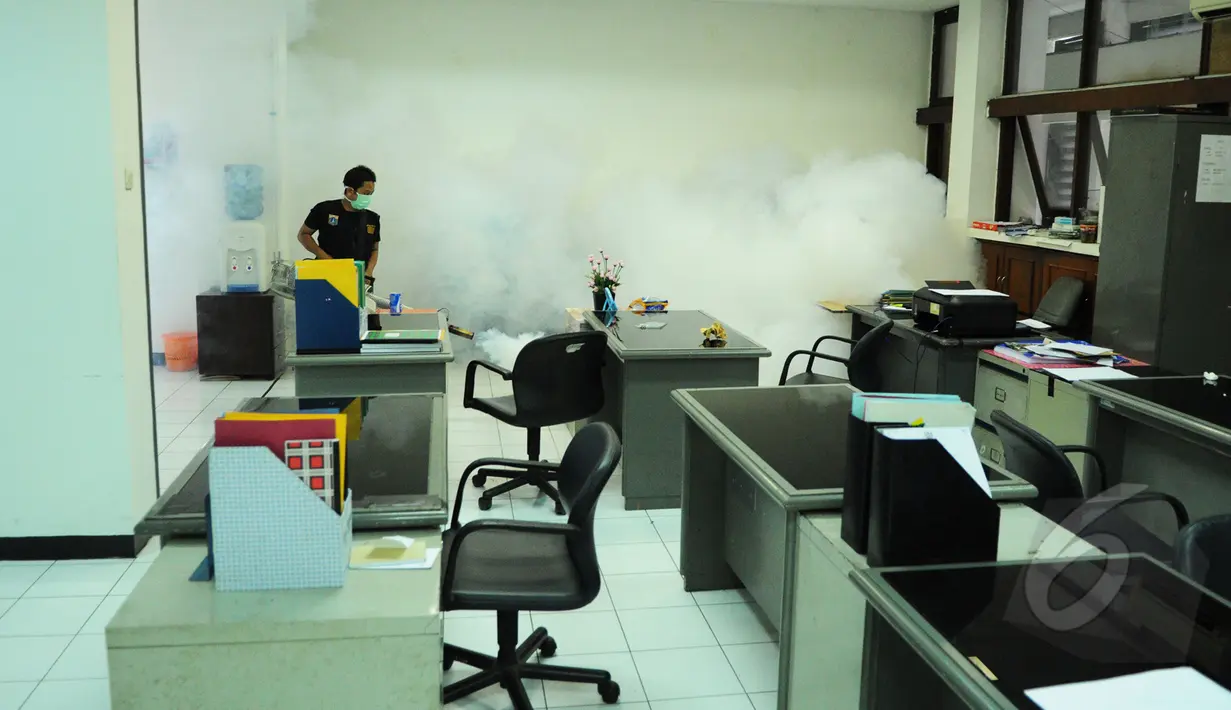 Petugas menyusuri setiap sudut ruangan di Balaikota, Jakarta, Selasa (10/3/2015). Fogging dilakukan setelah dikabarkan Gubernur Ahok terkena DBD (Liputan6.com/Faizal Fanani)