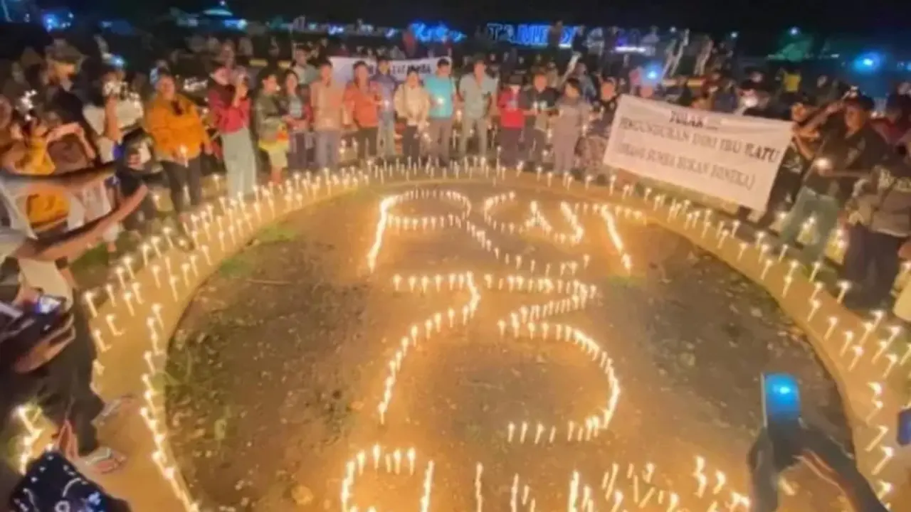 Aksi seribu lilin oleh simpatisan Ratu Bonu Wulla, caleg Nasdem yang undur diri meski terpilih (Liputan6.com/Ola Keda)