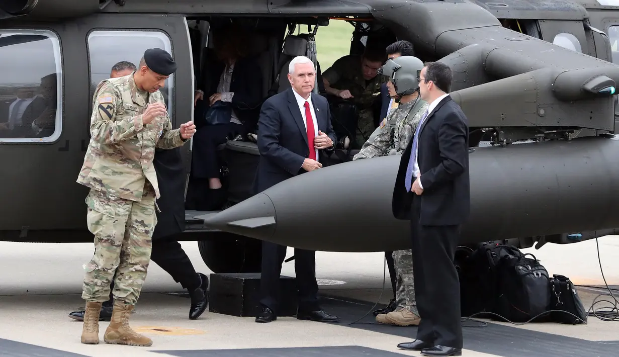 Wakil Presiden AS, Mike Pence turun dari helikopter setibanya di Camp Bonifas, pos komando PBB yang dipimpin AS, dekat bagian selatan Zona Demiliterisasi di perbatasan Korea Selatan (Korsel) dan Korea Utara (Korut), Senin (17/4). (AP Photo/Lee Jin-man)