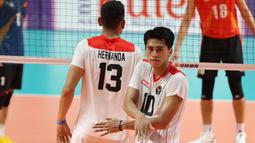 Pemain Timnas voli putra Indonesia, Putratama Fahri Septian (kanan),memberikan isyarat saat melawan Vietnam pada laga Semifinal Bola Voli Putra SEA Games 2023 di Olympic Complex Indoor Main Hall, Phonm Penh, Minggu (7/5/2023). (Bola.com/Abdul Aziz)