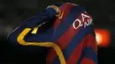 Striker Barcelona, Neymar, membuka bajunya usai laga La Liga melawan Celta Vigo di Stadion Camp Nou, Spanyol, Minggu (14/2/2016). Barcelona berhasil menang 6-1 atas Celta Vigo. (REuters/Albert Gea) 