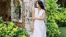 Di tengah-tengah liburannya di Pulau Dewata, Maudy Ayunda sempat menjalani pemotretan di sebuah resort mewah yang terletak di kawasan Uluwatu, Bali. Ia tampak berpose candid sambil mengenakan long dress berwarna putih. (Liputan6.com/IG/@maudyayunda)