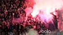 Bobotoh menyalakan flare usai laga Persib Bandung melawan Mitra Kukar pada babak delapan besar Piala Presiden 2017 di Stadion Manahan, Solo. Jumat (25/2/2017). Persib menang 3-2. (Bola.com/Nicklas Hanoatubun)