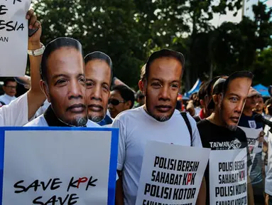 Puluhan orang yang menggunakan topeng wajah Wakil Ketua KPK, Bambang Widjojanto, saat menggelar aksi di kawasan Jalan Sudirman, Jakarta, Minggu (25/1/2015). (Liputan6.com/Faizal Fanani)