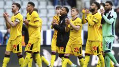 Kompetisi di liga-liga top Eropa serentak mulai memasuki pekan-pekan akhir pada musim 2023/2024. Selain beberapa klub telah memastikan gelar juara liga dengan hitung-hitungan poin yang sudah tak mungkin lagi terkejar, nyatanya ada 4 klub yang justru harus menerima nasib telah dipastikan terdegradasi juga berdasarkan hitung-hitungan poin yang tak mungkin lagi berada di zona aman. Berikut daftar 4 klub yang telah dipastikan terdegradasi ke kasta kedua di liga-liga top Eropa pada akhir April 2024 ini. (PA via AP Photo/Owen Humphreys)