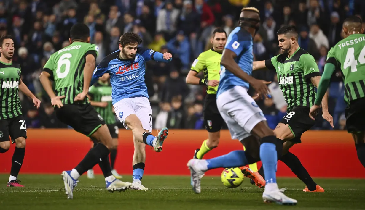 <p>Gelandang Napoli, Khvicha Kvaratskhelia menendang bola saat mencetak gol ke gawang Sassuolo pada pertandigan lanjutan Liga Serie A Italia di Stadion Mapei di Reggio Emilia, Italia, Sabtu (17/2/2023). Napoli menang atas Sassuolo dengan skor 2-0. (Massimo Paolone/LaPresse via AP)</p>