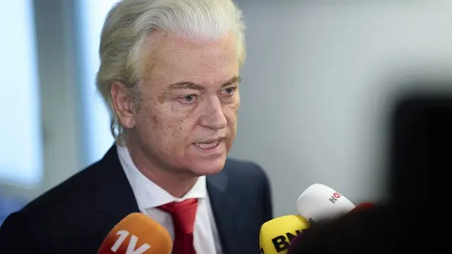 Politikus kanan ekstrem Geert Wilders berbicara kepada media setelah menarik partainya keluar dari koalisi pemerintah yang terdiri dari empat partai, di Den Haag, Belanda, Selasa, (3/6/2025).