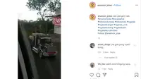 Viral di media sosial, terlihat sebuah kendaraan mini berbentuk truk kontainer tengah membawa barang dan orang di bagian belakang.