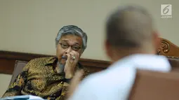 Gubernur Sulawesi Tenggara nonaktif Nur Alam (kiri) menyimak keterangan saksi dalam sidang lanjutan dugaan suap perizinan tambang nikel di Pengadilan Tipikor, Jakarta, Jumat (23/2). Sidang mendengar keterangan saksi ahli. (Liputan6.com/Helmi Fithriansyah)
