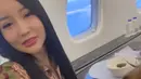Terlihat antusias, potret Lucinta Luna di dalam pesawat mewah ini banjir pujian dari netizen. Mulai dari menyamakannya dengan Jiisoo Blackpink hingga bak ibu-ibu pejabat (Liputan6.com/IG/@lucintaluna_manjalita).