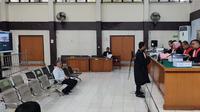 Terdakwa dari PT SBS saat mengikuti persidangan di PN Palembang dengan agenda pembacaan Nota Pembelaan atau pledoi (Dok. Humas PT SBS / Nefri Inge)