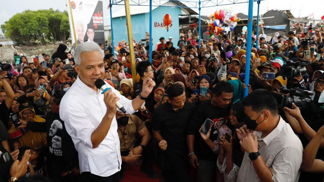 Ganjar tidak mempermasalahkan kapasitas Prabowo sebagai Menteri Pertahanan malah mengulas perihal proyek tanggul laut raksasa tersebut dalam seminar nasional.<br>