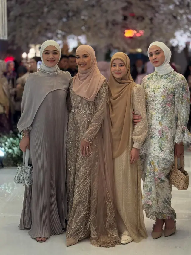 10 Potret kompak geng Rahayu saat ngumpul bareng, momen liburannya curi perhatian