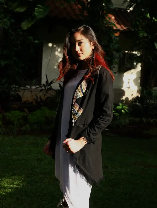 "Karena aku pernah ditikung, jadi bisa merasakan apa yang Lea rasakan. Jadi buat aku mudah memaparkannya buat foto tadi. Karena aku pernah merasakannya jadi aku tau gimana marahnya Lea ketika di tikung," ujarnya tersenyum. (Nurwahyunan/Bintang.com)