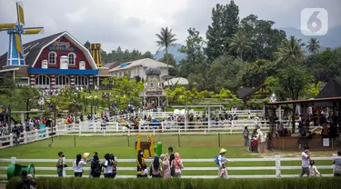 Sejumlah wisatawan menikmati keindahaan alam di Cimory Dairyland, Puncak, Bogor, Jawa Barat, Minggu (31/10/2021). Pelonggaran PPKM dimanfaatkan masyarakat untuk berlibur ke tempat wisata dengan tetap memberlakuan protokol kesehatan COVID-19. (Liputan6.com/Faizal Fanani)