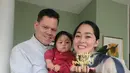 Melalui akun instagramnya, Gracia membagikan beberapa momen perayaan ulang tahun hingga kado manis dari sang adik. Potret bahagia Gracia memegang kue ulang tahun bersama keluarga kecilnya. [Instagram/graciaz14]