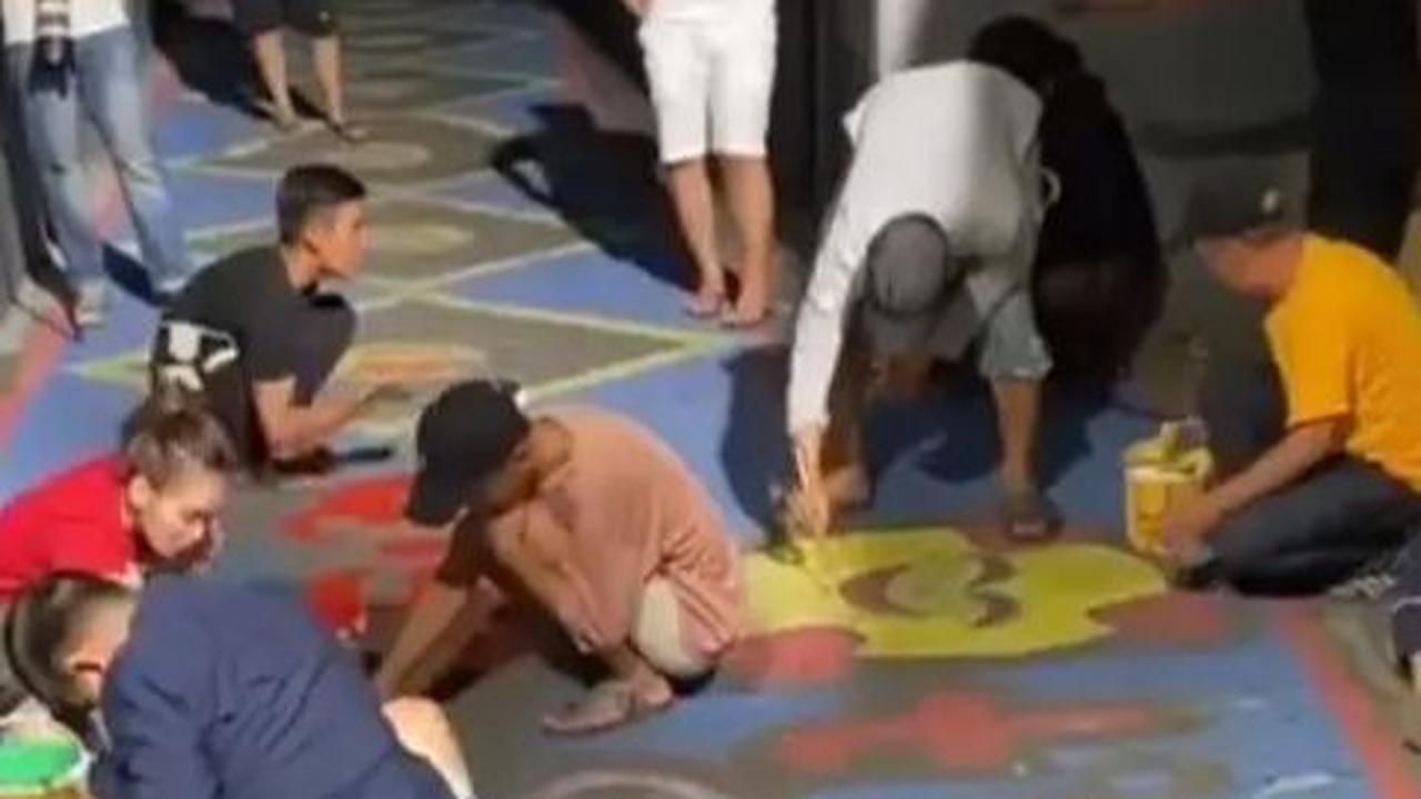 Meski dikenal sebagai artis, Ayu Ting Ting betah tinggal di rumah yang berada di gang sempit, menunjukkan ketulusan dan keteguhan hatinya terhadap lingkungan sekitarnya.<br>
