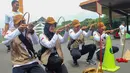 Ragam permainan dari 33 provinsi di Indonesia, termasuk Bodu Bue Duk Doeng dari Aceh, Pacu Upiah dari Sumatera Barat, Balogo dari Kalimantan Selatan, hingga panahan khas Merauke dari Papua Selatan tampil dalam perhelatan ini. Tampak dalam foto, anak-anak mencoba permainan tradisional di acara Teras Main Indonesia 2025 di Taman Mini Indonesia Indah (TMII), Jakarta, Sabtu (15/11/2025). (merdeka.com/Arie Basuki)