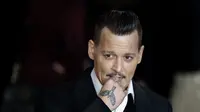 Memang bertentangan dengan karakternya. Johnnya Depp yang berperan sebagai mad hatter ternyata takut dengan badut. (TOLGA AKMEN  AFP)