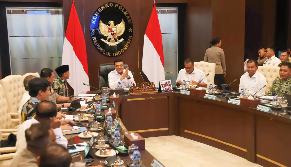 Menteri Koordinator Bidang Politik dan Keamanan (Menko Polkam) Djamari Chaniago didampingi Menteri Kehutanan Raja Juli Antoni dan Menteri Lingkungan Hidup M Jumhur Hidayat saat rapat koordinasi (rakor) penanganan kebakaran hutan dan lahan (karhutla) di Jakarta, Senin, 10 Agustus 2026. (KLY/Arie Basuki)