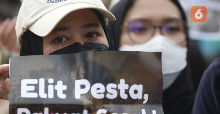 Seorang mahasiswi peserta aksi memegang poster sambil menangis haru saat menyuarakan aspirasi dalam demonstrasi di kawasan Bundaran Hotel Indonesia (HI), Jakarta, Rabu (28/10/2026). (KLY/Budy Santoso)