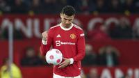 Pada menit ke-60, Ronaldo dan kolega tertinggal satu angka. Marcos Alonso berhasil memanfaatkan umpan sundulan Kai Havertz menjadi tembakan voli first time yang gagal dihentikan David de Gea. (AFP/Dave Thompson)