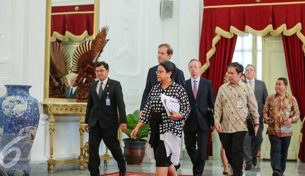 Menlu Retno Marsudi bersama Menteri Perindustrian dan Perdagangan Rusia Denis Manturov beserta delegasi bertemu Presiden di Istana Merdeka, Jakarta, Jumat (7/1/2016). (Liputan6.com/Faizal Fanani)