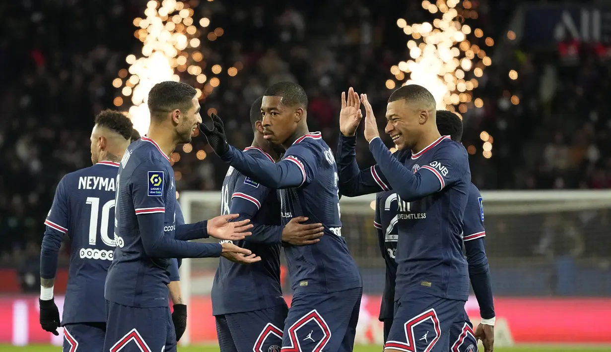 Semuanya berubah bagi PSG pada tadi malam. Momen yang ditunggu-tunggu datang juga. Messi, Neymar, dan Mbappe semuanya ikut andil membobol gawang Lorient. (AP/Michel Euler)