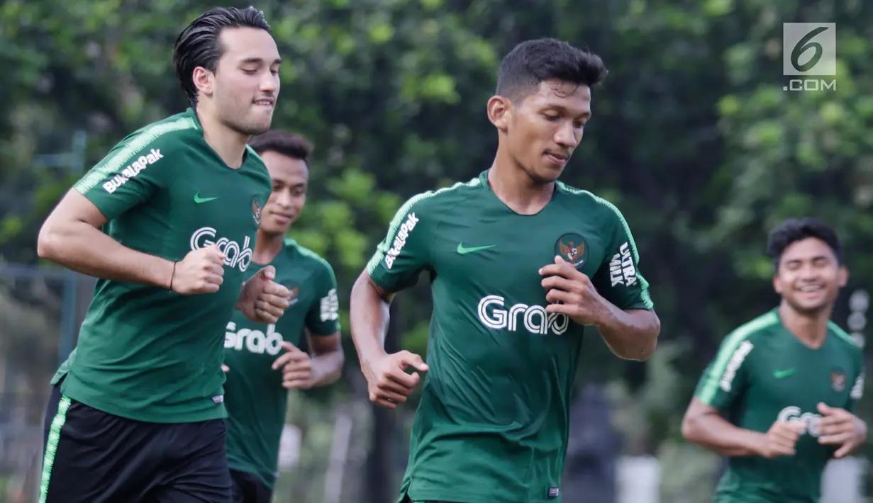 Pemain Timnas Indonesia U-23, Ezra Walian melakukan pemanasan saat mengikuti latihan di Stadion Madya, Jakarta, Kamis (14/3). Latihan ini merupakan persiapan jelang Kualifikasi Piala AFC U-23. (Bola.com/Vitalis Yogi Trisna)