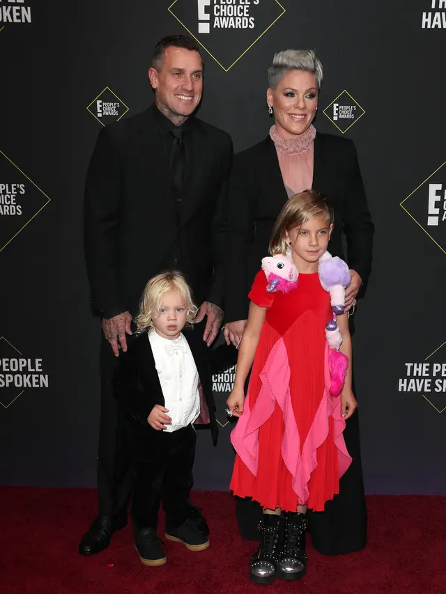 [Fimela] Pink dan keluarga di People's Choice Awards 2019