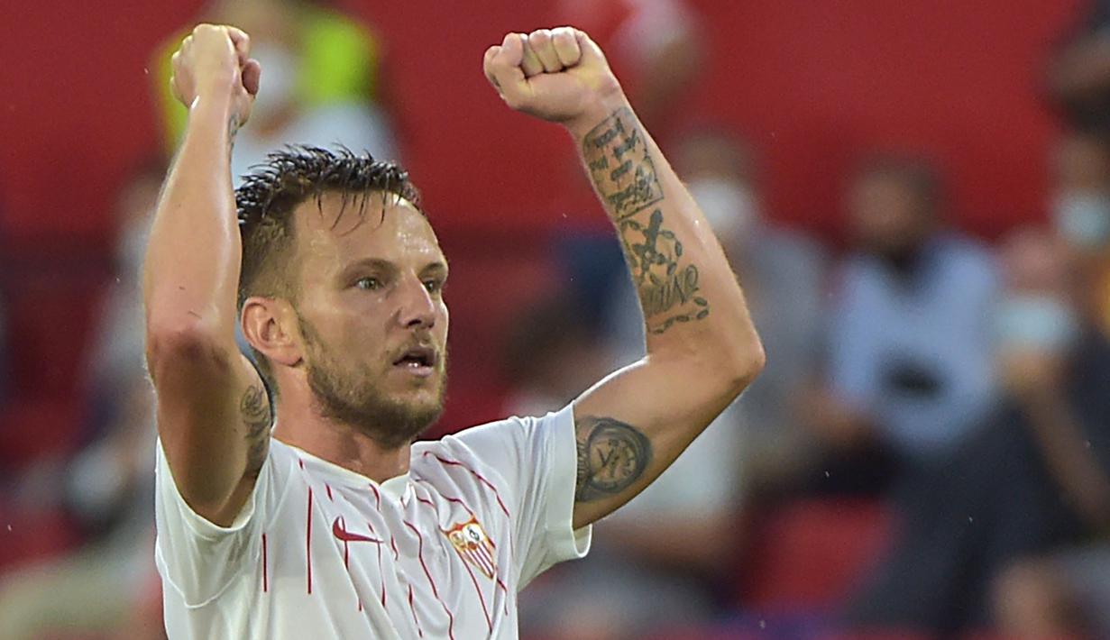 Ivan Rakitic. Pemain asal Kroasia ini dilepas ke mantan klubnya, Sevilla di awal kedatangan Ronald Koeman pada 2020/2021. Selama total 6 musim memperkuat Barcelona, ia sukses meraih 13 gelar termasuk raihan treble winners pada 2015. (AFP/Cristina Quicler)