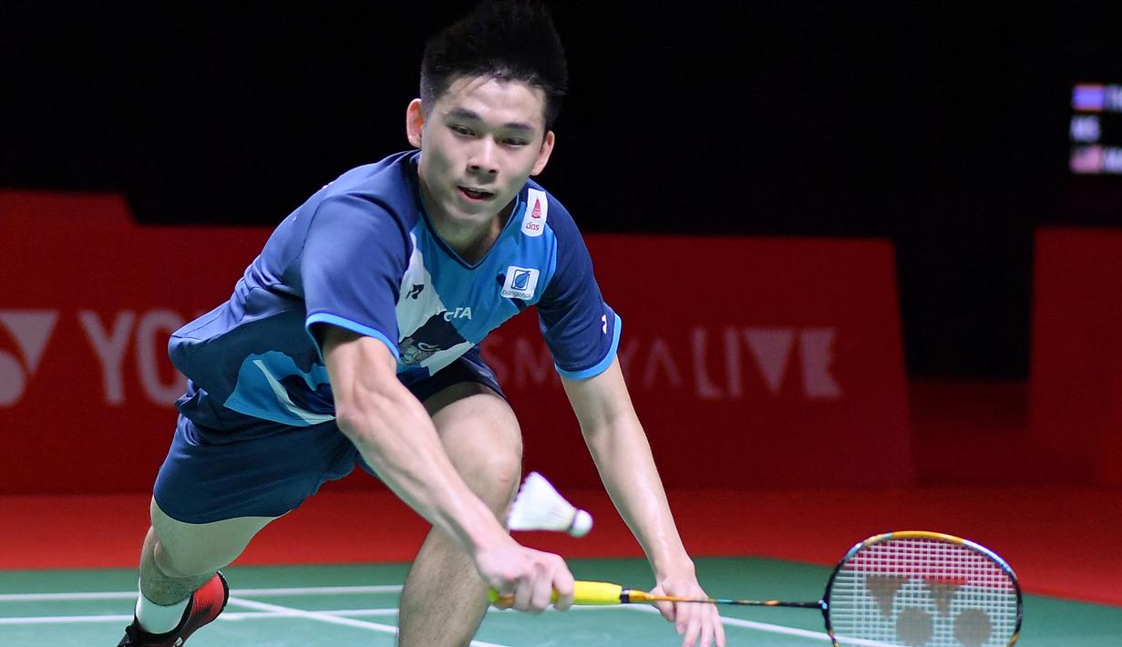 Di awal game pertama skor sempat imbang di angka 9-9. Di interval, Jonatan Christie tertinggal tipis 10-11. Usai itu Kunlavut mampu mencapai game point 20-15. Jojo pun mengejar hingga terjadi deuce 20-20. Dua angka kemudian diraih Kunlavut Vitidsarn untuk menang 22-20. (AFP/PBSI)