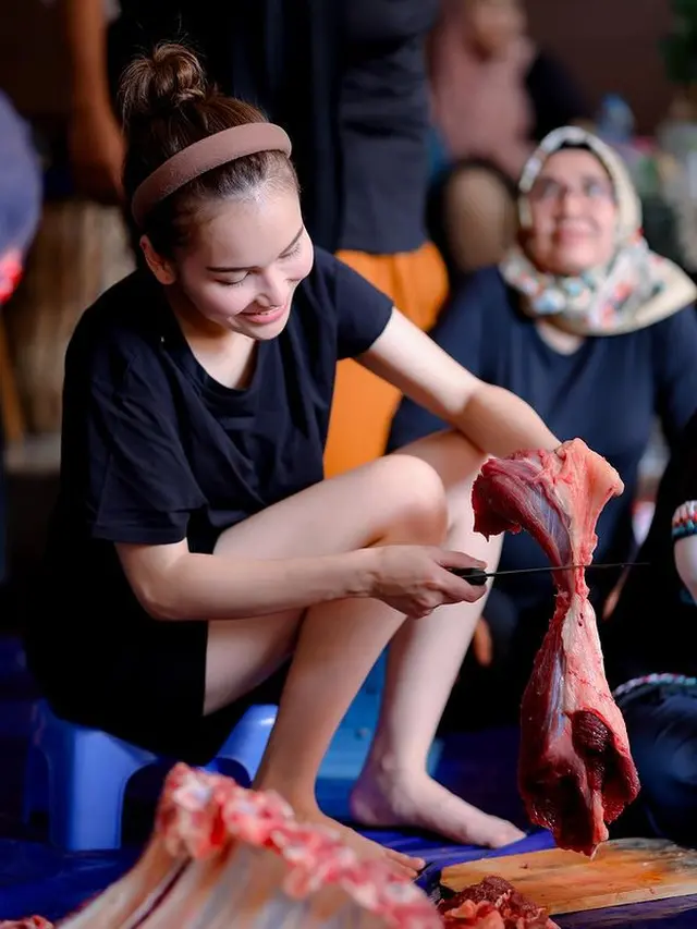 Ayu Ting Ting potong daging kurban (Instagram/ayutingting92)