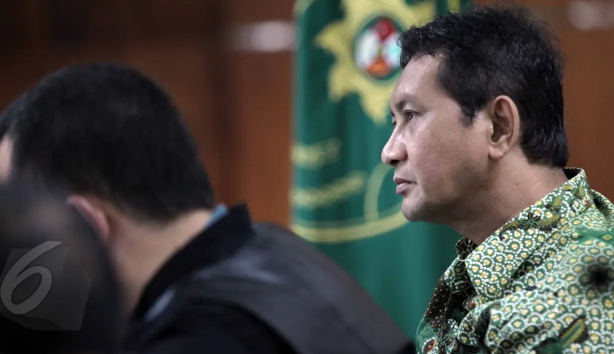 Terdakwa kasus dugaan korupsi pengadaan bus Transjakarta 2012-2013, Udar Pristono kembali menjalani sidang lanjutan di Pengadilan Tipikor, Jakarta, Senin (8/6/2015). (Liputan6.com/Helmi Afandi)