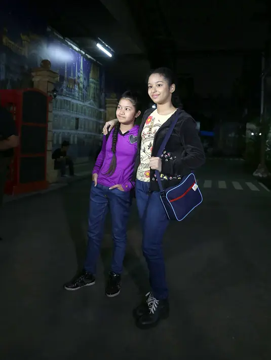 Yana Zein mengaku sudah habis-habisan biaya untuk mengobati penyakitnya. Dua putri cantik yang masih kecil berhenti sekolah, lantaran kesulitan biaya. Keduanya rela jualan koran dan buku bekas demi membantu kesembuhan mamanya. (Nurwahyunan/Bintang.com)