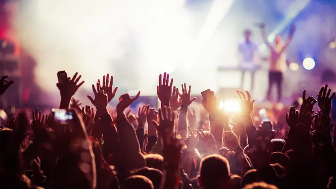 Ide Outfit Nonton Konser yang Nggak Bikin Mati Gaya, Pastinya Keren dan Stylish