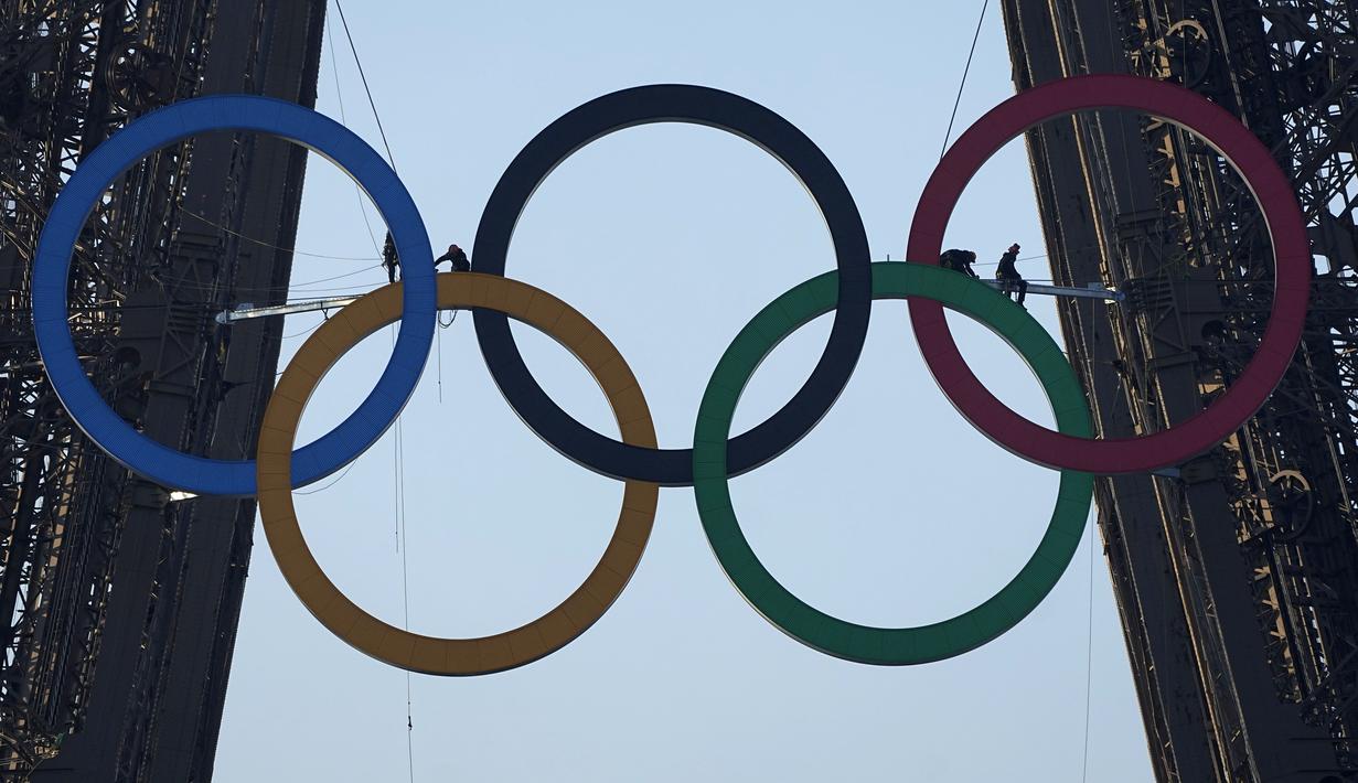 Cincin Olimpiade terlihat di Menara Eiffel, Paris pada Jumat (7/6/2024). (AP Photo/Michel Euler)