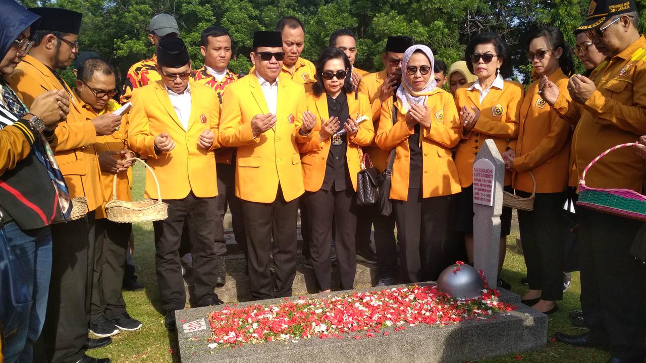 Organisasi MKGR ziarah ke Taman Makam Pahlawan (TMP) Kalibata. (Merdeka.com/Hari Ariyanti)