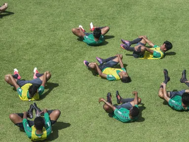 Para pemain Timnas Indonesia U-19 melakukan pendinginan saat latihan di Lapangan ABC Senayan, Senin (19/2/2018). Pemusatan latihan Timnas Indonesia akan digelar selama satu pekan, yakni 18-25 Februari 2018. (Bola.com/Vitalis Yogi Trisna)