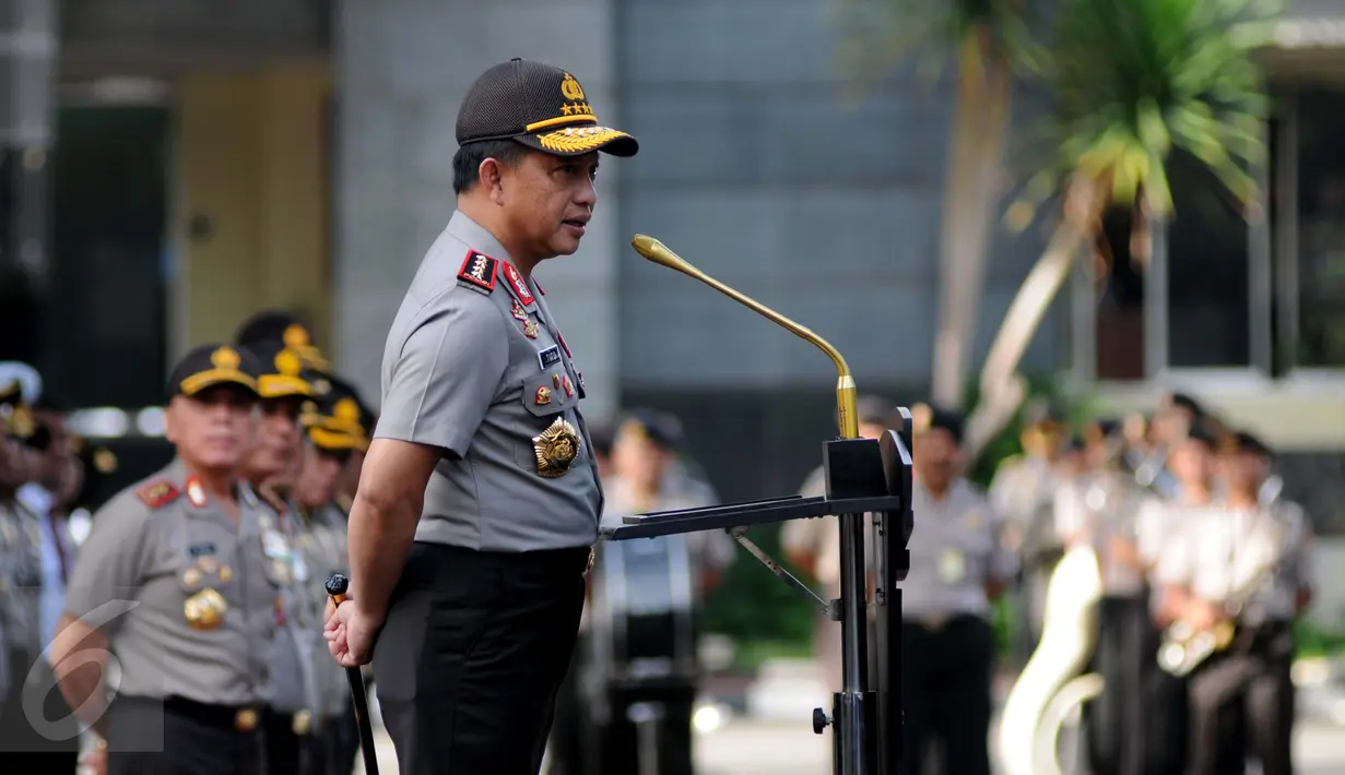 Kapolri Jenderal Tito Karnavian saat menjadi Inspektur apel di halaman Krimsus Polda Metro Jaya, Jakarta, Rabu (18/1). Sebanyak 87 anggota kepolisian dari polda Metro akan mendapat penghargaan. (Liputan6.com/Gempur M Surya)