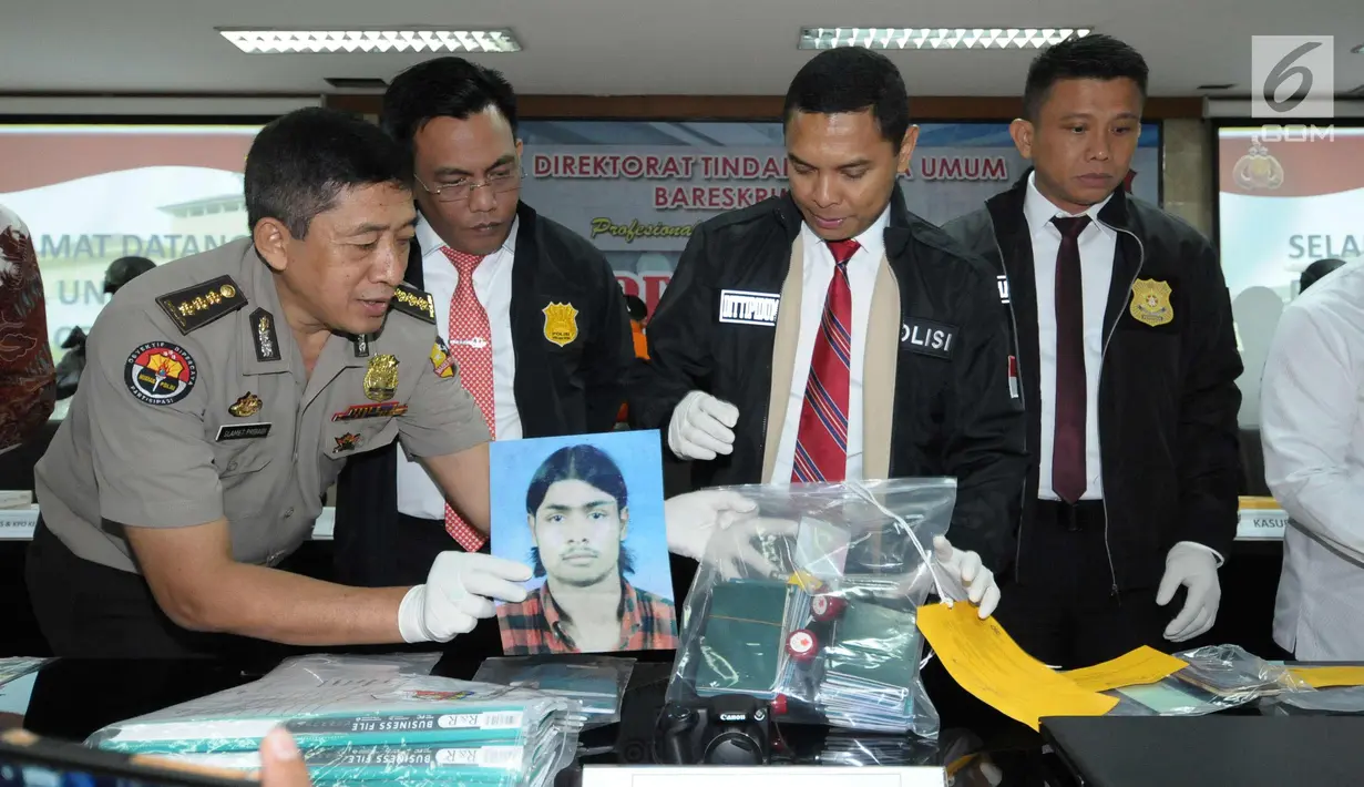 Dirtipidum Bareskrim Mabes Polri, Brigjen Pol Herry Rudolf Nahak (kedua kanan) mengecek barang bukti kasus Tindak Pidana Perdagangan Orang di Bareskrim Mabes Polri, Jakarta, Senin (23/4). Delapan tersangka ditahan. (Liputan6.com/Helmi Fithriansyah)
