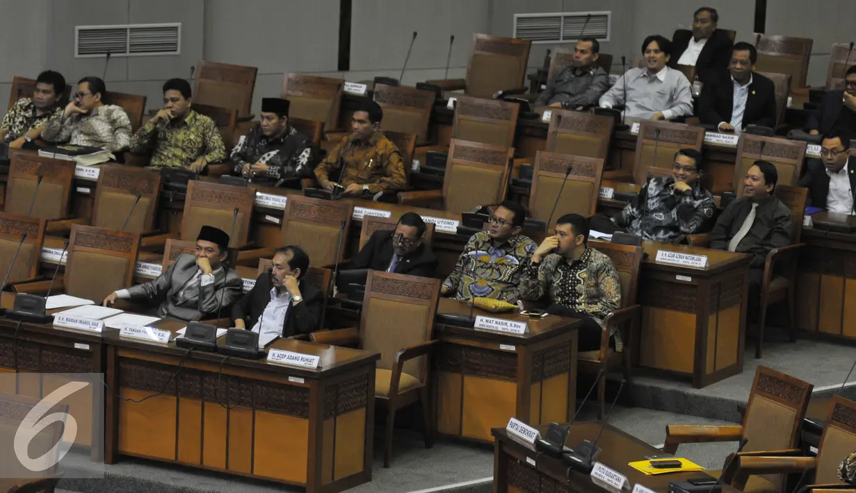 Suasana saat Rapat Paripurna DPR ke-34 di Jakarta, Kamis (25/6/15). Sidang beragendakan penyampaian pokok-pokok RUU tentang pertanggungjawaban APBN tahun anggaran 2014. (Liputan6.com/Herman Zakharia)